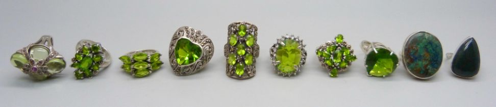 Ten large chunky silver rings, some set with peridot, up to 35mm, 115g
