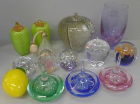 A collection of glass paperweights, etc. **PLEASE NOTE THIS LOT IS NOT ELIGIBLE FOR POSTING AND