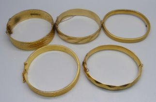 Five rolled gold on metal core bangles, 139g