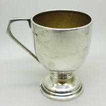 A silver cup, Sheffield 1909, 154g