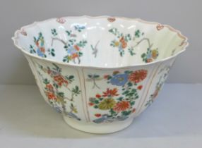 A Chinese famille verte bowl, hand painted with birds and flowers, Kangxi period, diameter 21.5cm