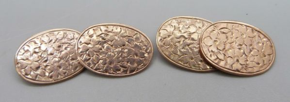 A pair of 9ct gold cufflinks with engraved floral design, 6.5g