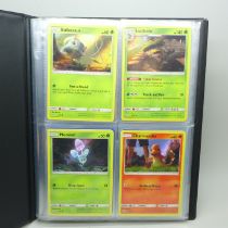 A complete Detective Pikachu set 18/18 with folder