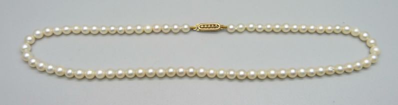 A pearl necklace with a 9k gold clasp, 12g, approximately 37cm