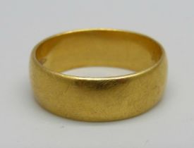 A 22ct gold wedding band ring, 6.5g, Q/R