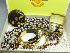 Costume jewellery and a tortoiseshell compact