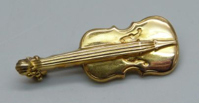 A 9ct gold violin brooch, 1.6g, 3.2cm