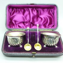 A pair of Victorian silver salts and spoons, London 1886, cased, 33g