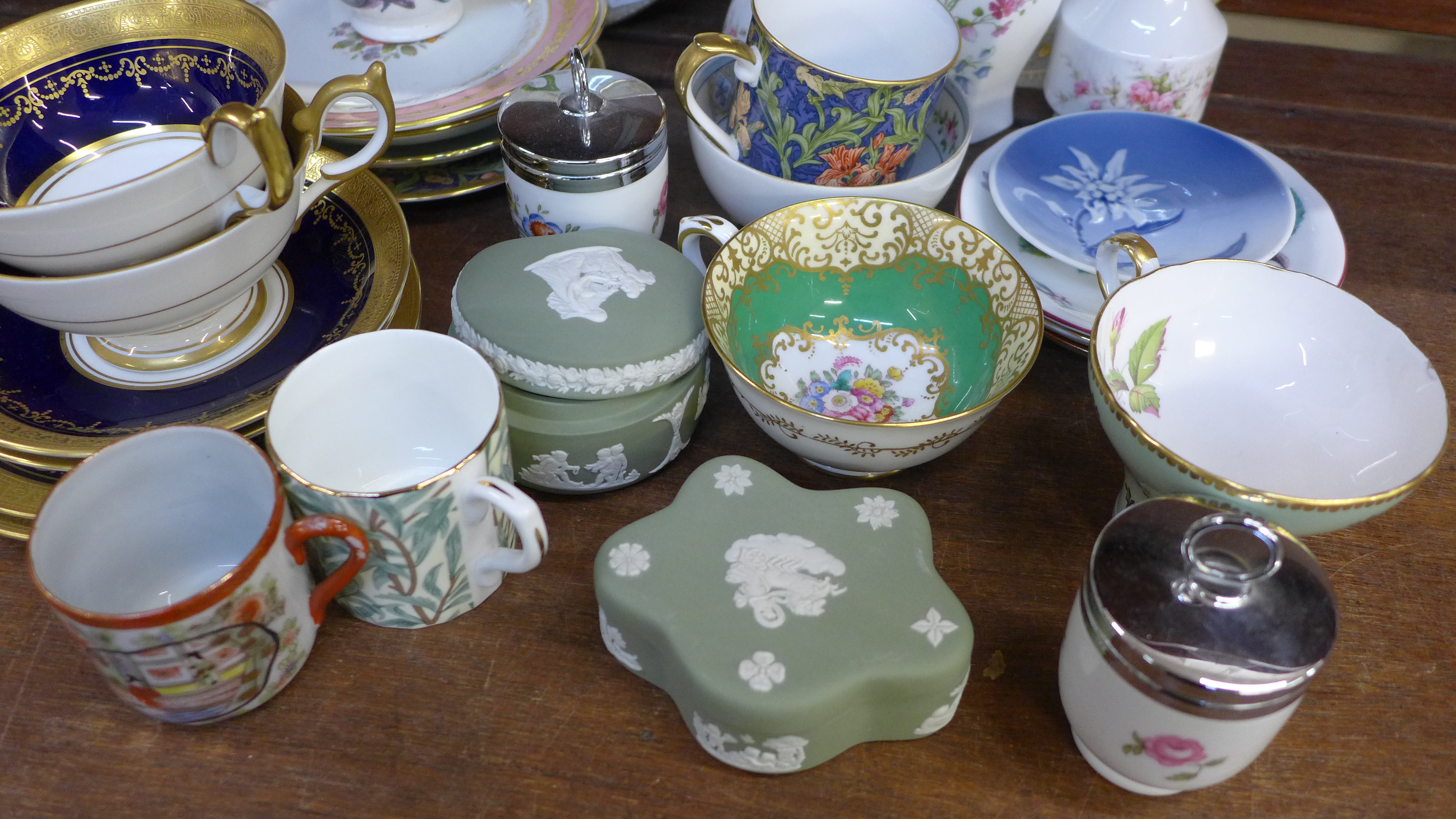 Decorative china including six cabinet cups and saucers, two Aynsley Georgian cobalt blue and gold - Image 4 of 6