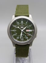 A Seiko 5 day/date automatic wristwatch, 7526 02-10 model, green dial, exhibition case back, green