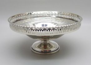 A pierced and faceted pedestal bowl, Birmingham 1926, 54g, diameter 11cm
