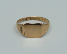 A 9ct gold signet ring, 1.4g, K