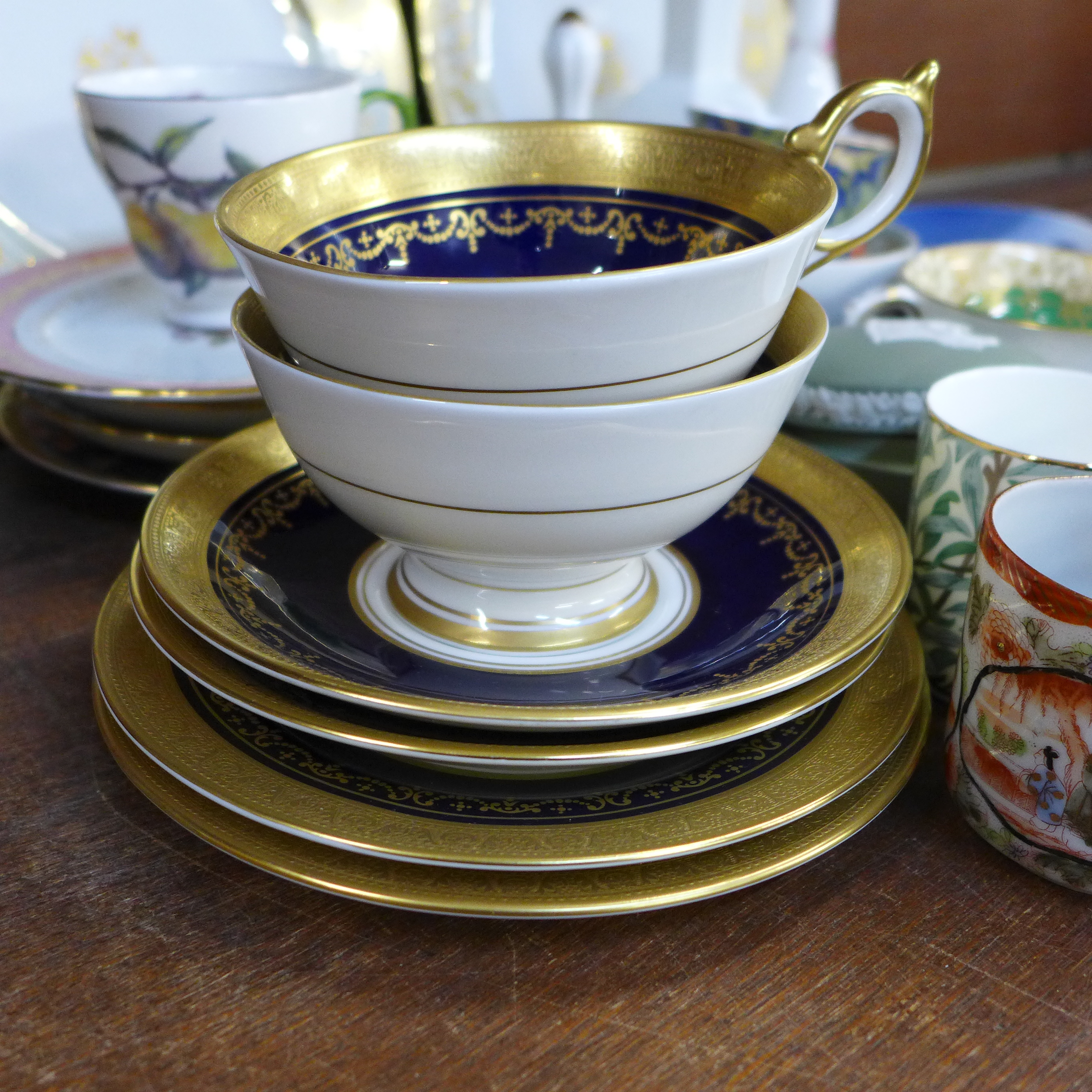 Decorative china including six cabinet cups and saucers, two Aynsley Georgian cobalt blue and gold - Image 3 of 6