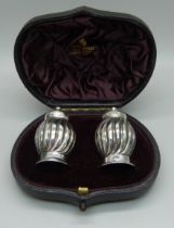 A cased pair of silver pepper pots, Sheffield 1891, 22g