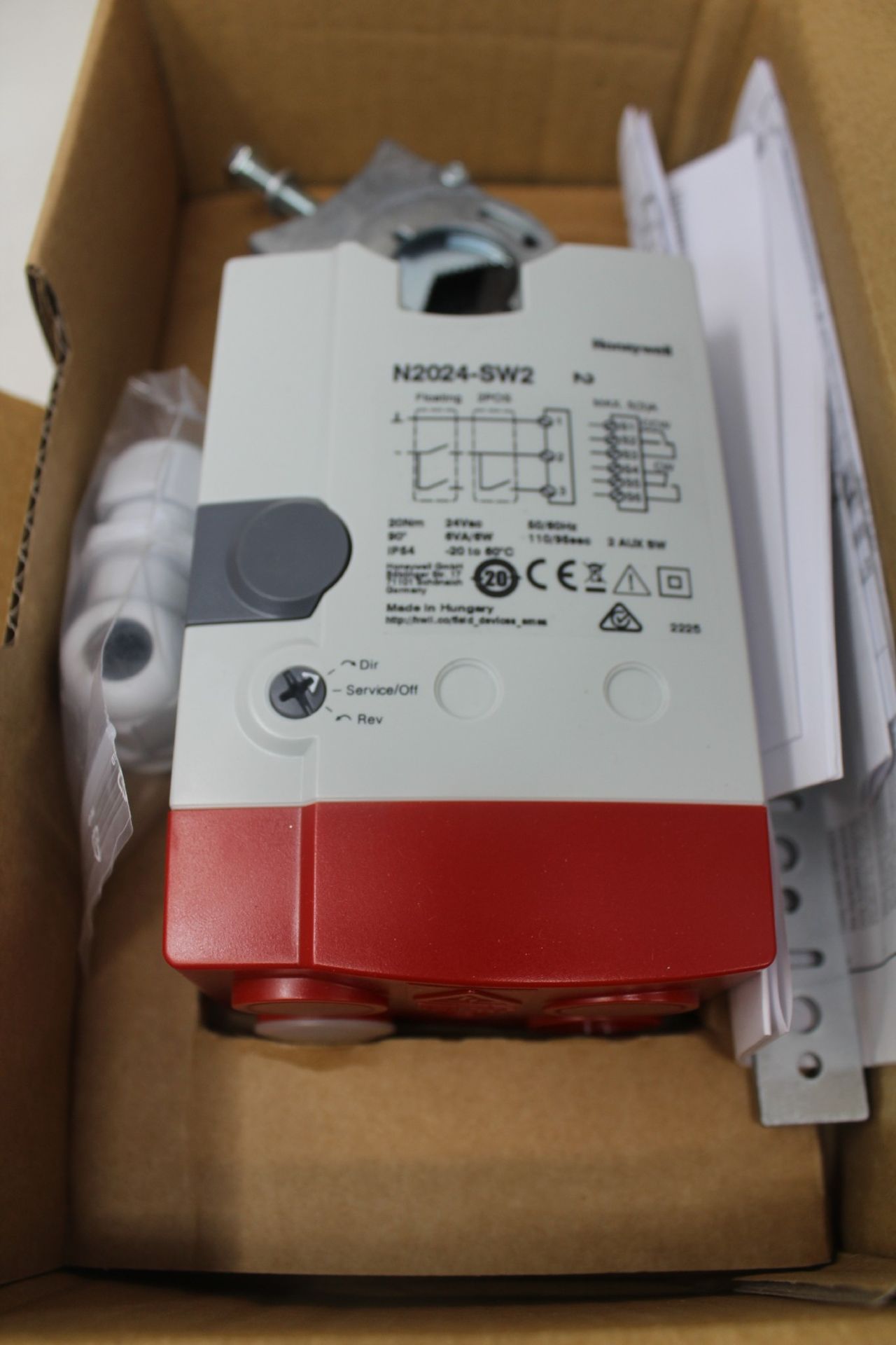 A boxed as new Honeywell SmartAct Damper Actuator, 20Nm, 24Vac, 6VA, IP54 (REF: N2024-SW2).
