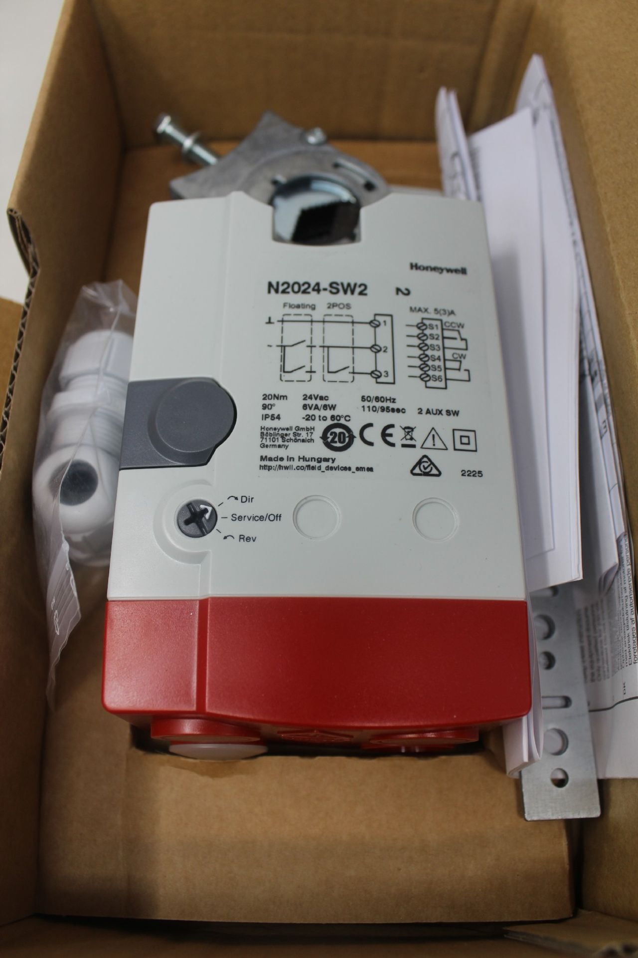A boxed as new Honeywell SmartAct Damper Actuator, 20Nm, 24Vac, 6VA, IP54 (REF: N2024-SW2).