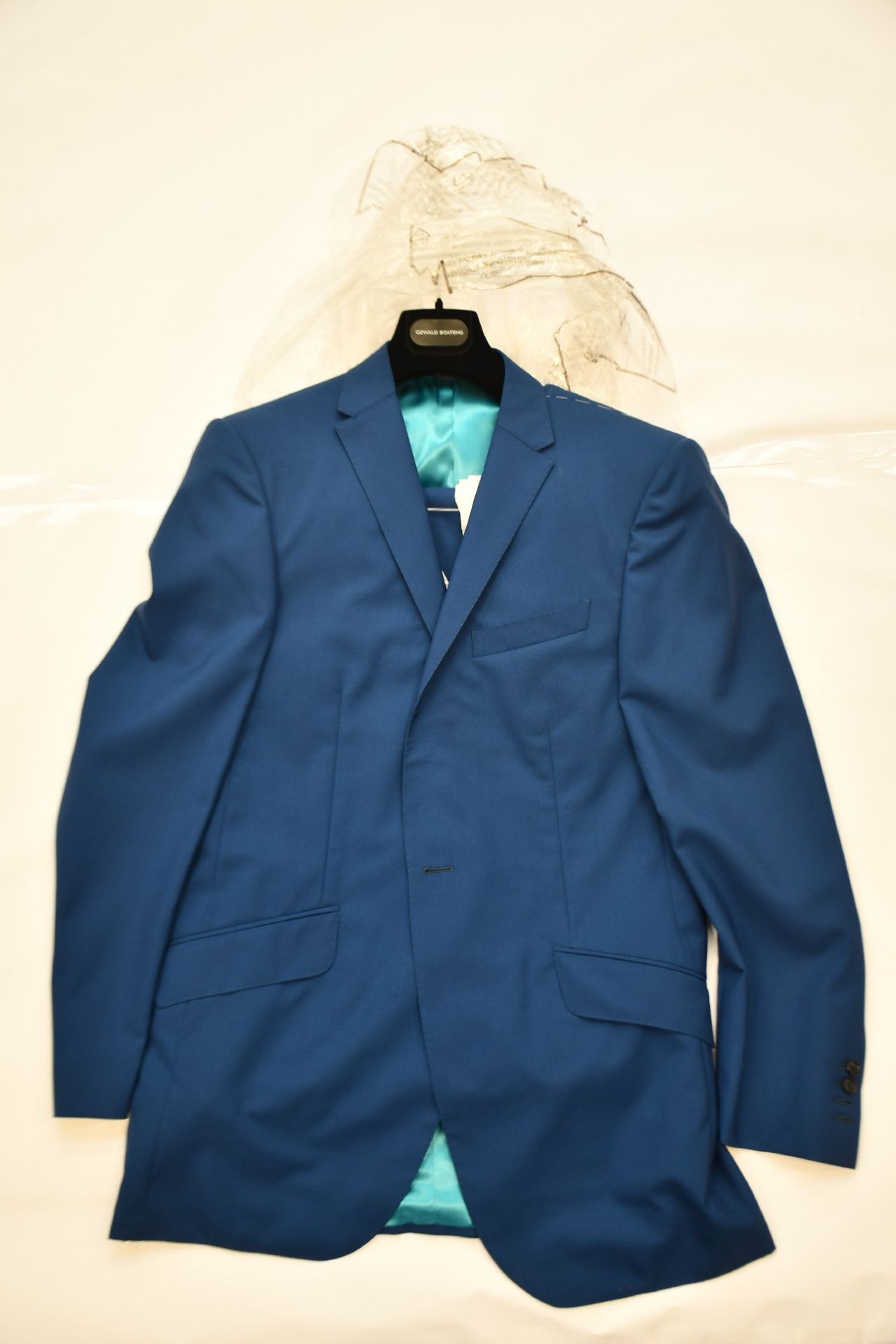 An as new Ozwald Boateng 2-Piece Suit in Blue (Size EU 44).