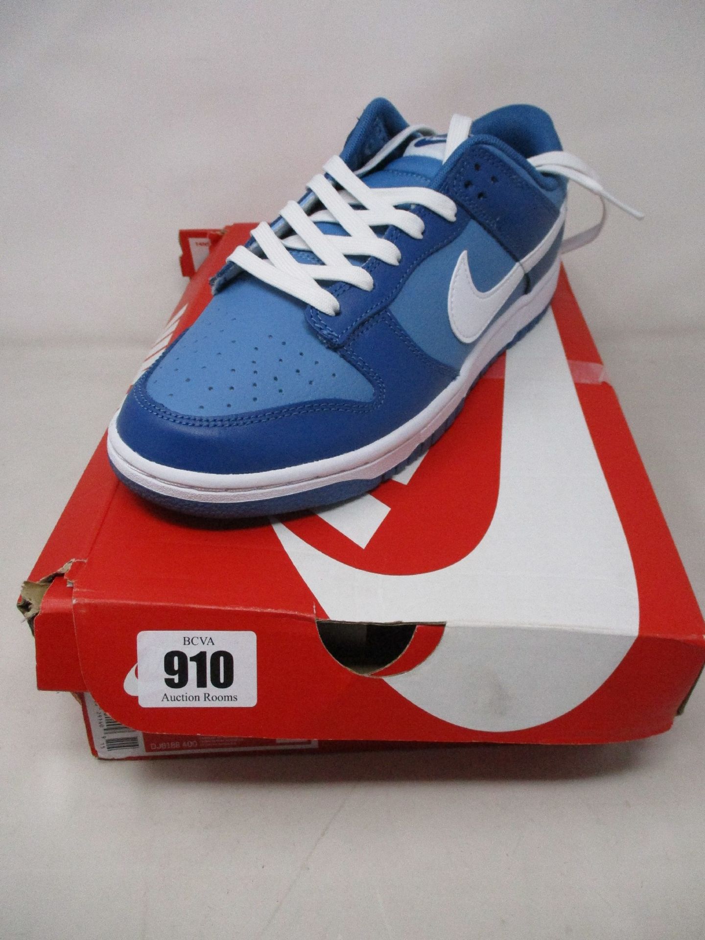 A pair of Nike Dunk low retro marina blue/white trainers (Size UK 6) (Outer box damaged).