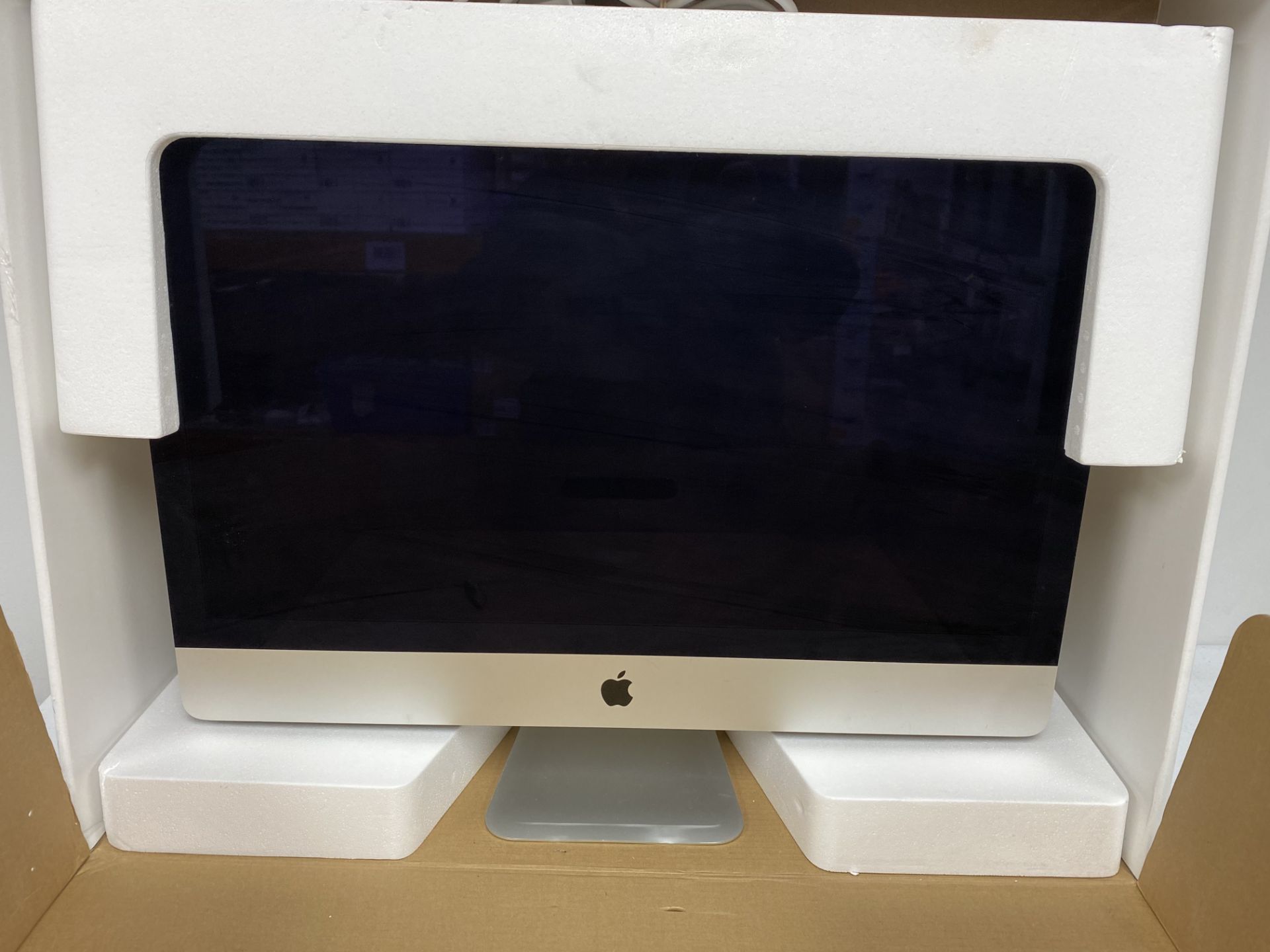 A pre-owned Apple iMac 27" (Late 2013) with Intel Core i5 3.2GHz, 8GB DDR3 RAM, NVIDIA GeForce GT 75 - Image 2 of 3