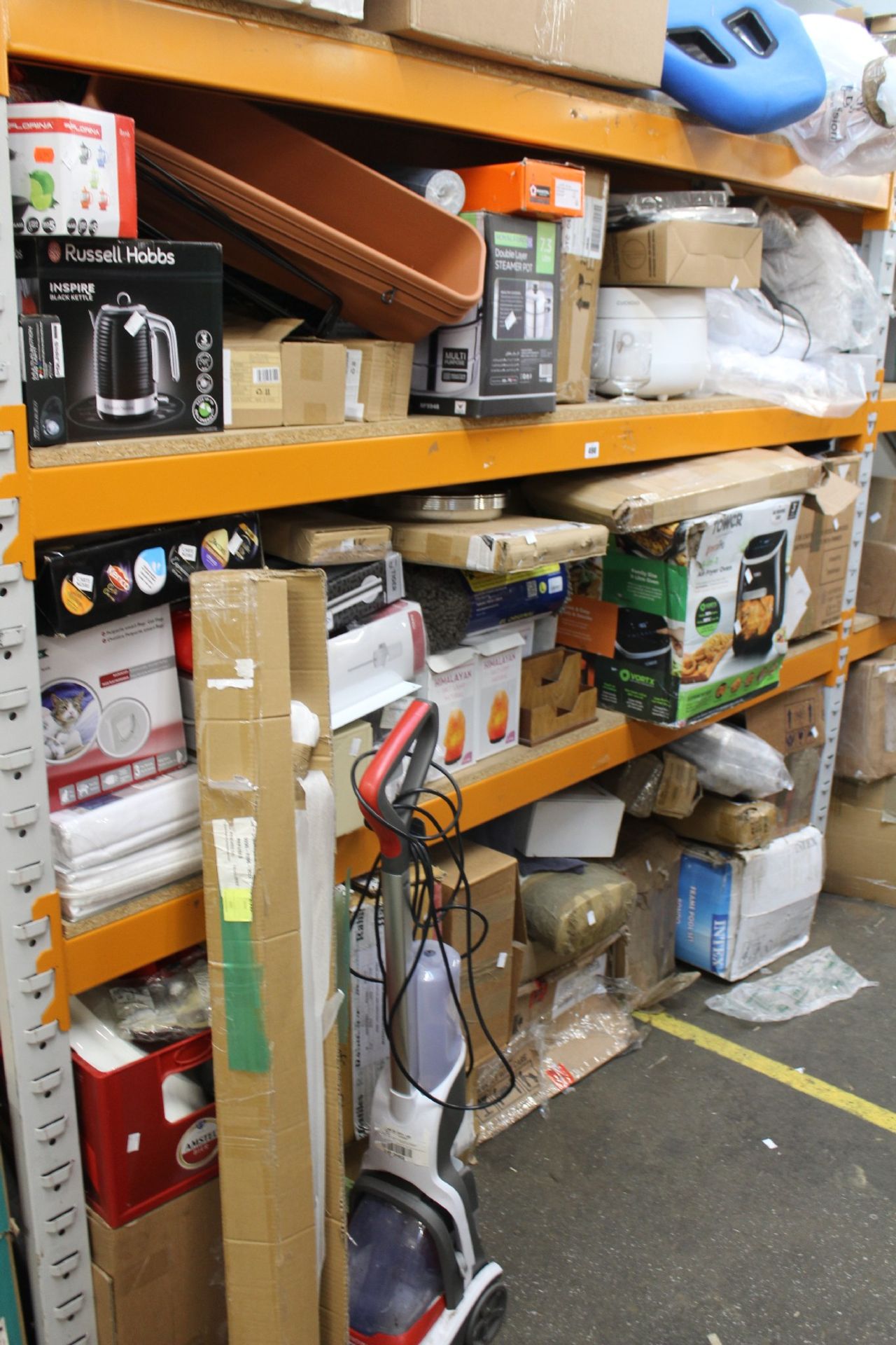 A large quantity of miscellaneous items to include homeware and kitchen items.