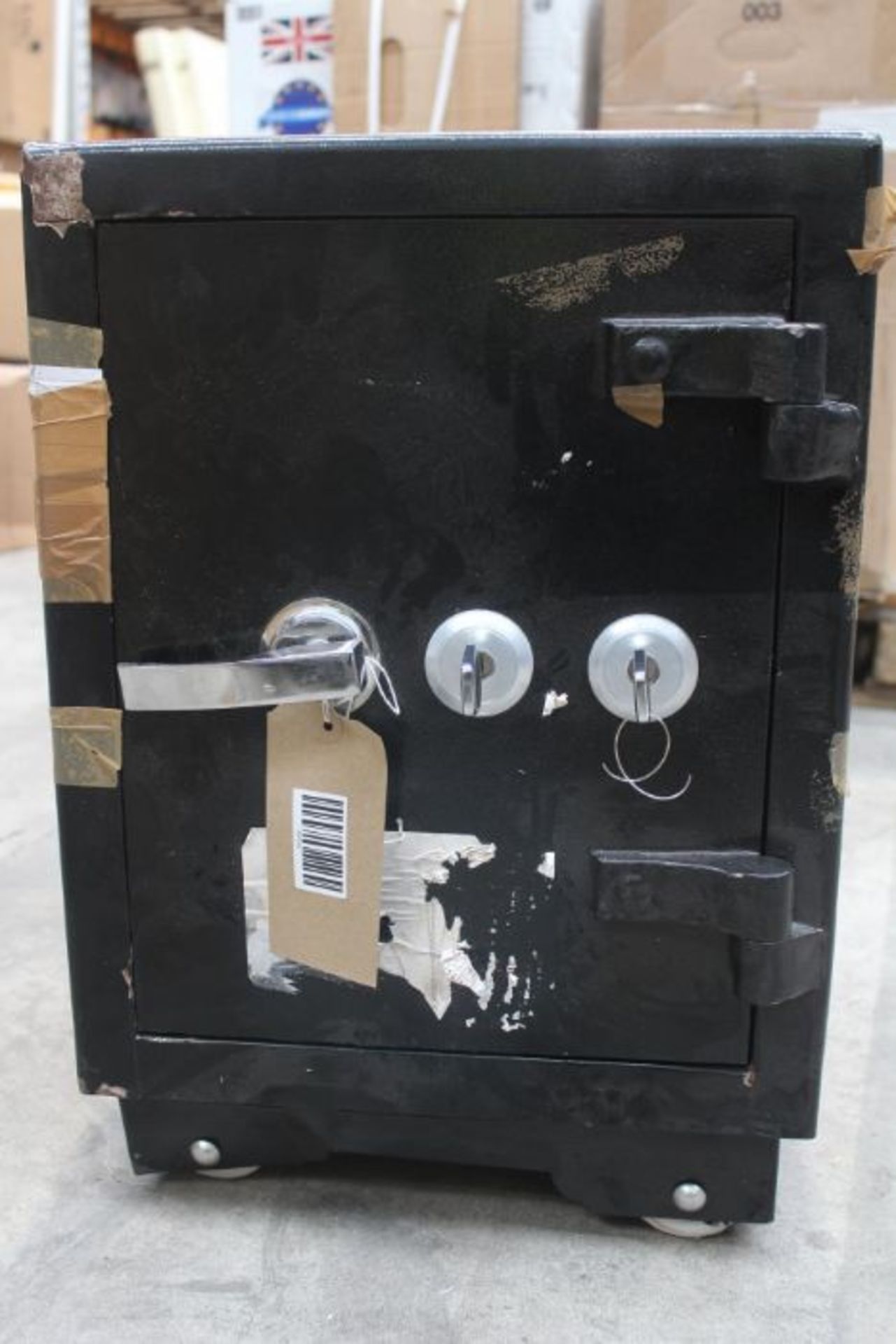 A pre-owned portable safe with inner compartment (all keys present).