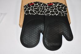 A quantity of Gesentur oven gloves (Approximately 30 items).