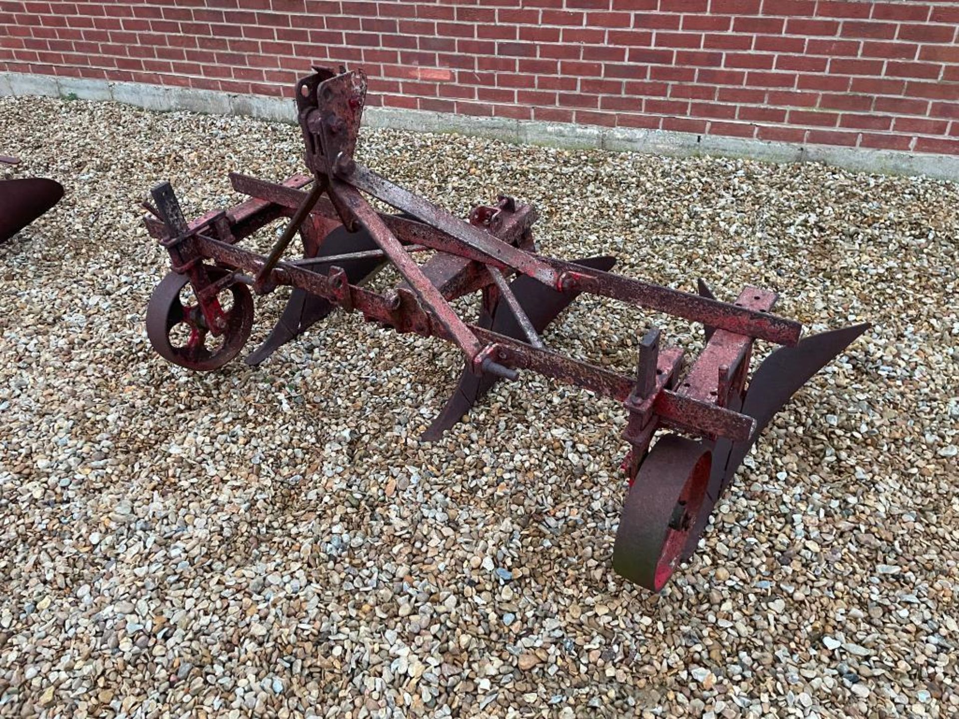 David Brown 1D 3 row ridger, linkage mounted. Serial No: 3434 NB: Comes with parts list. - Image 3 of 4
