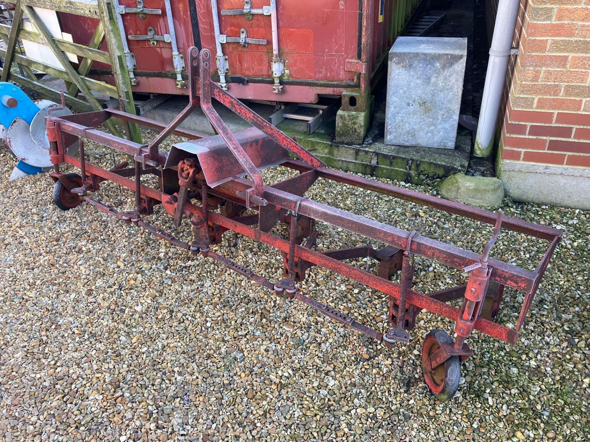 Sugar beet separator 6 row, PTO driven, linkage mounted