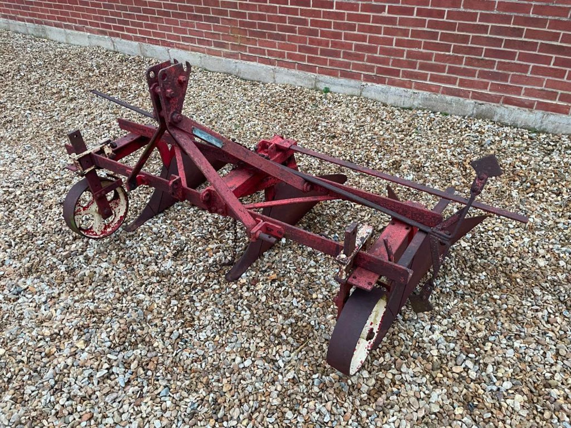 David Brown 3D 3 row ridger with bout marker, linkage mounted. Serial No: 17687 - Image 3 of 5