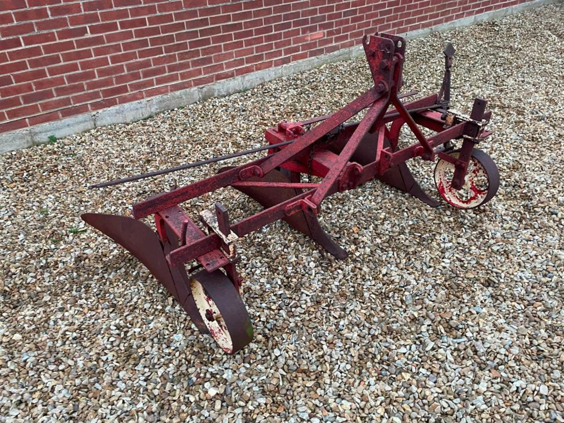 David Brown 3D 3 row ridger with bout marker, linkage mounted. Serial No: 17687 - Image 2 of 5