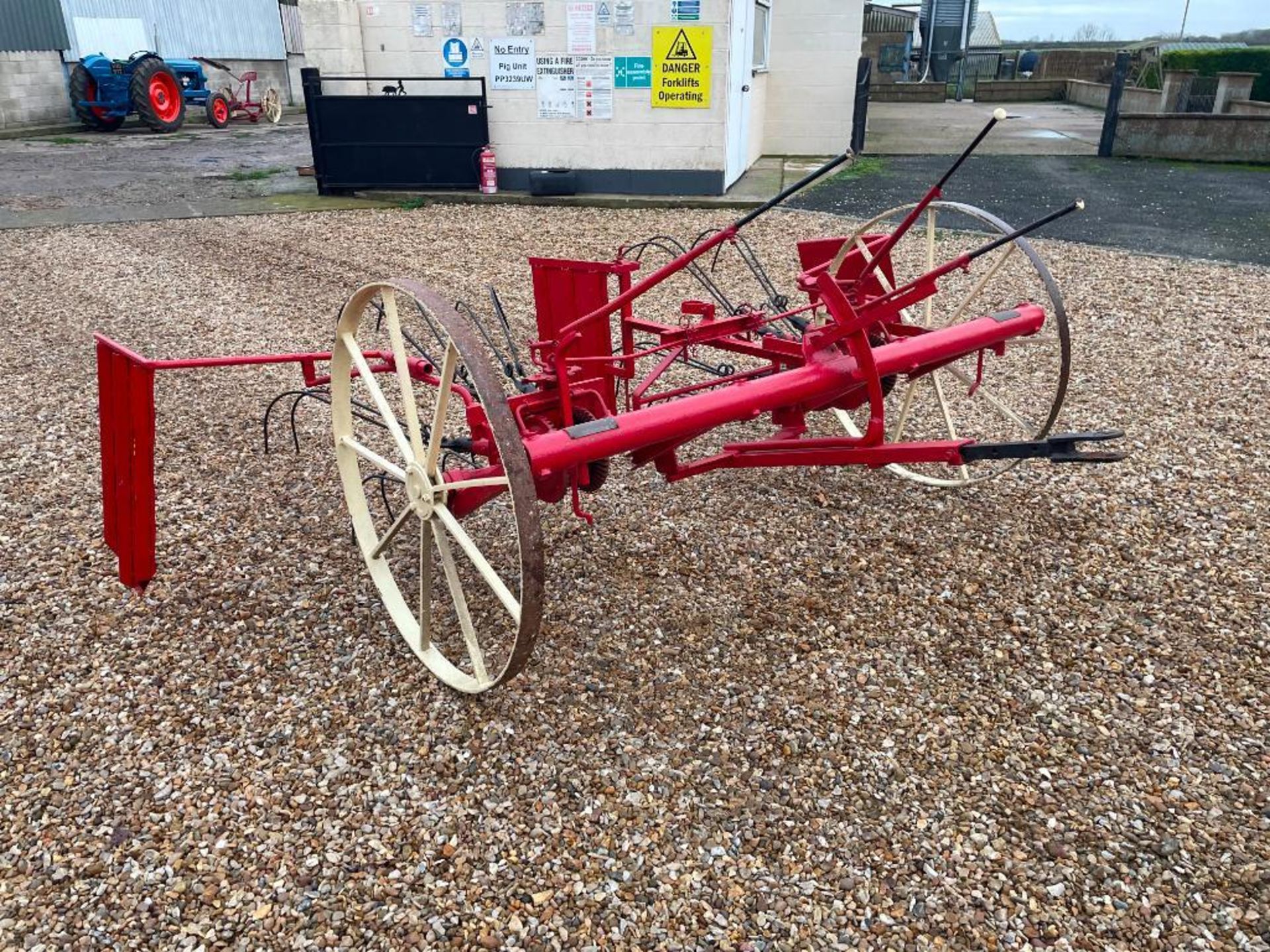 Massey Harris Dickie Model H hay turner with swath tines and hay collector, trailed. Serial No: 1248 - Image 4 of 9