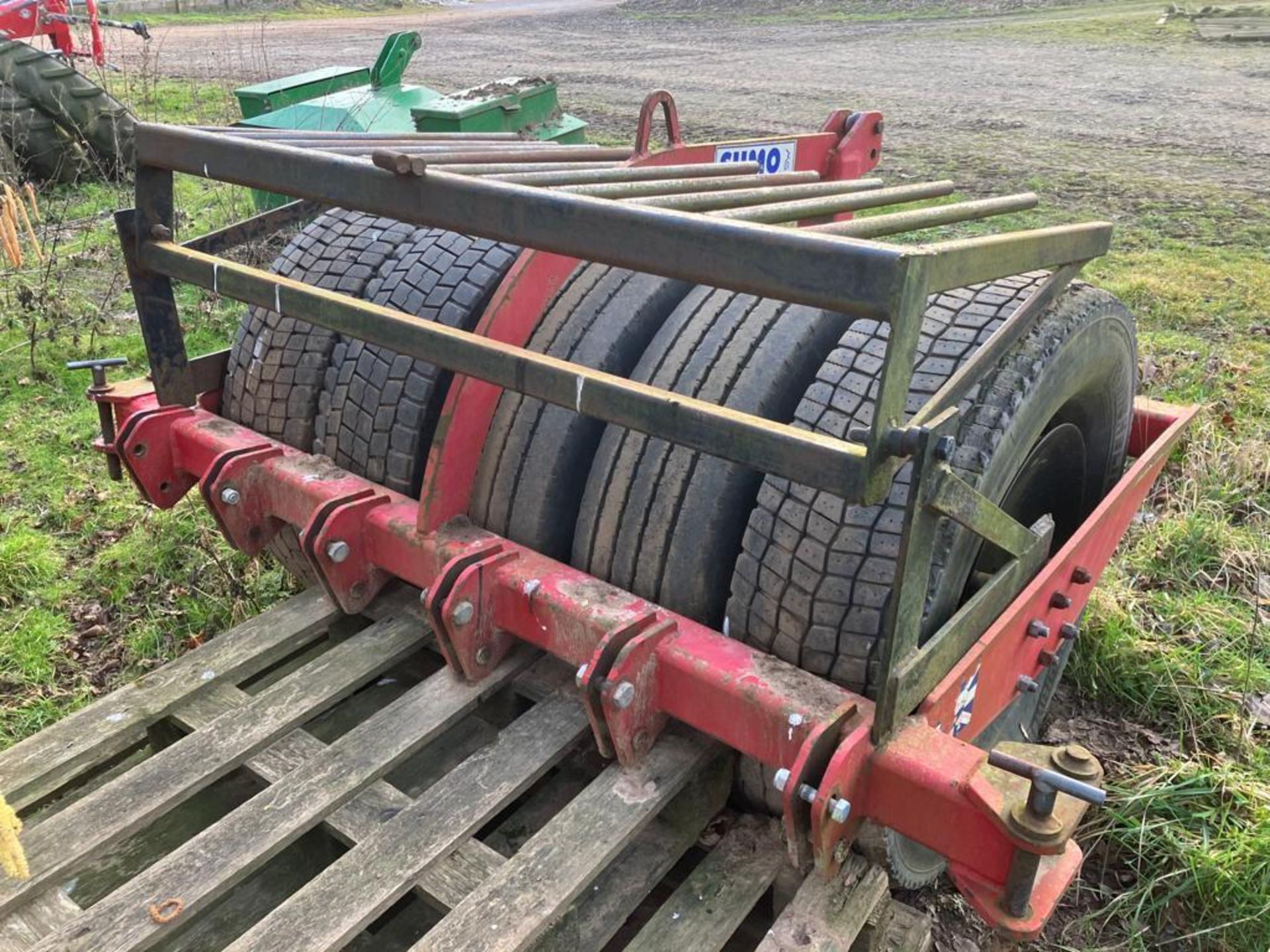 Sumo front mounted tyre press c/w leading tines - Image 3 of 4