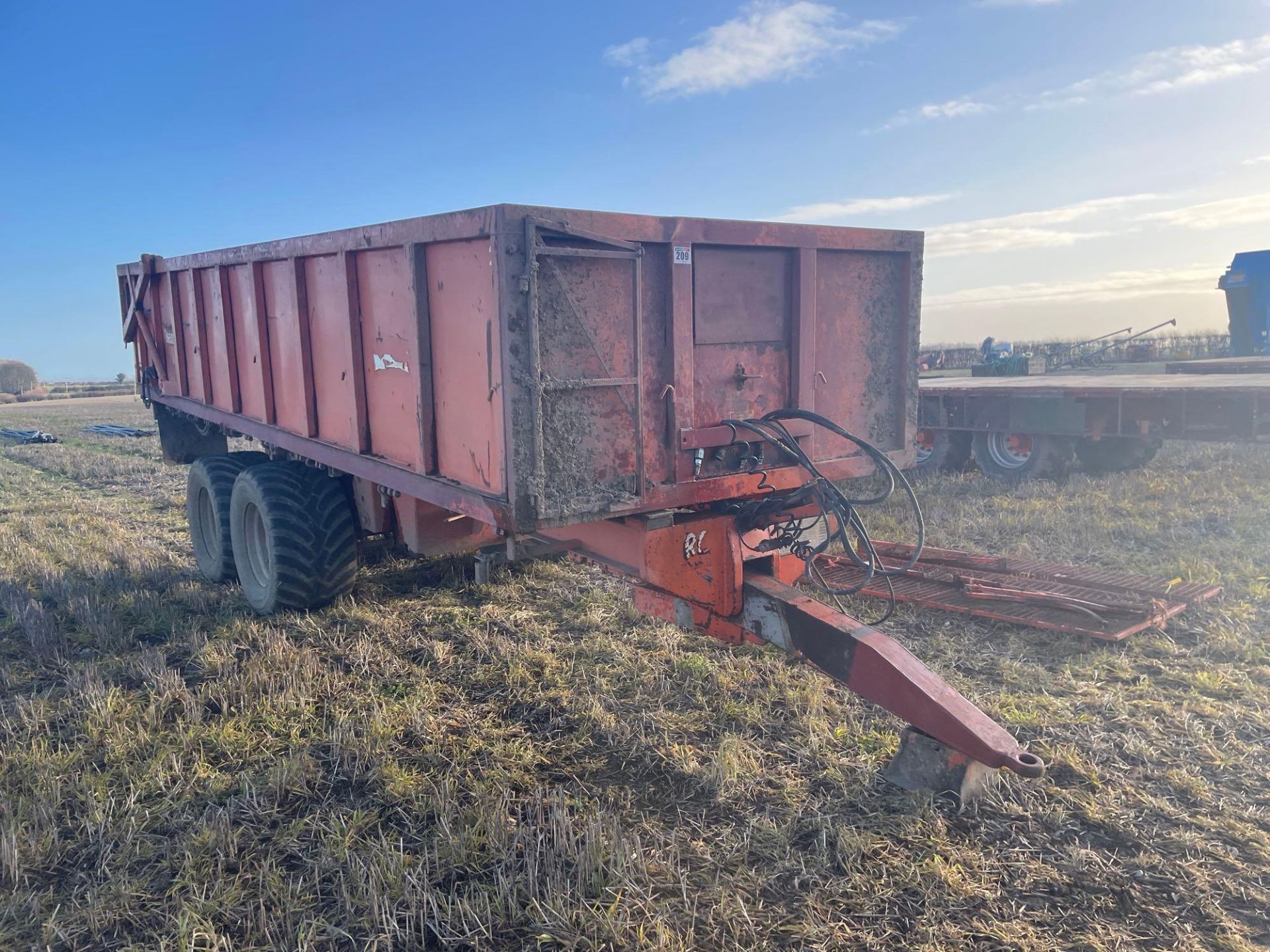 1990 Ray Larrington 16T twin axle grain trailer with hydraulic rear door, hydraulic brakes, manual g - Image 2 of 8