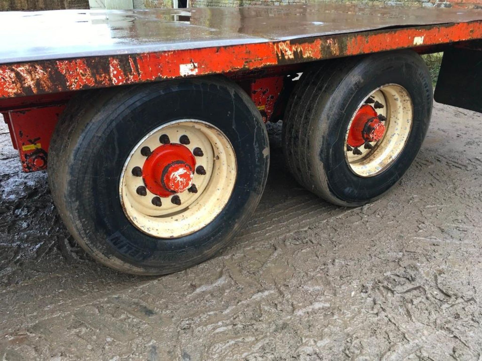 1995 Richard Larrington twin axle flatbed trailer with commercial axle, hydraulic brakes, sprung dra - Image 6 of 7