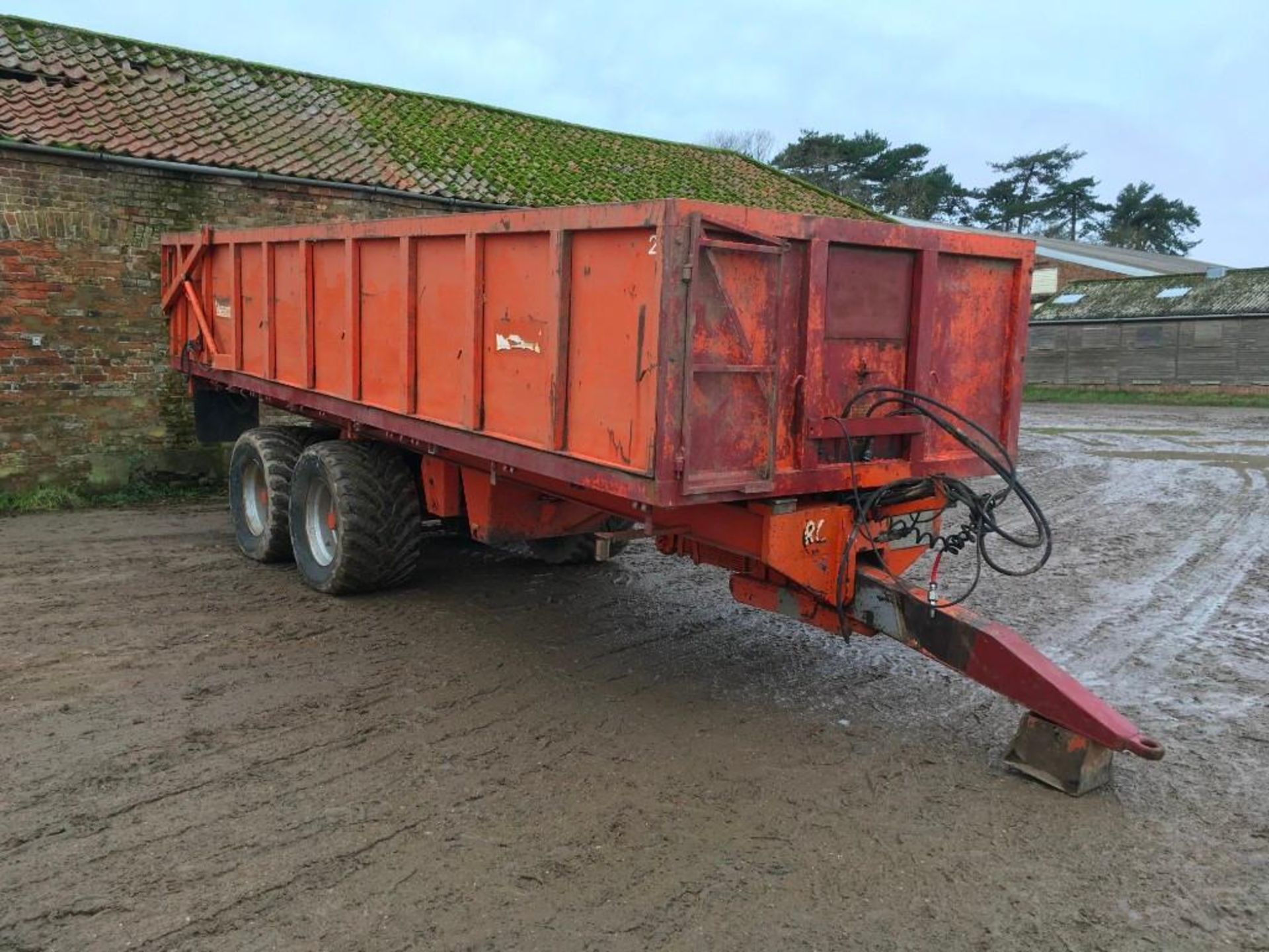 1990 Ray Larrington 16T twin axle grain trailer with hydraulic rear door, hydraulic brakes, manual g - Image 3 of 8