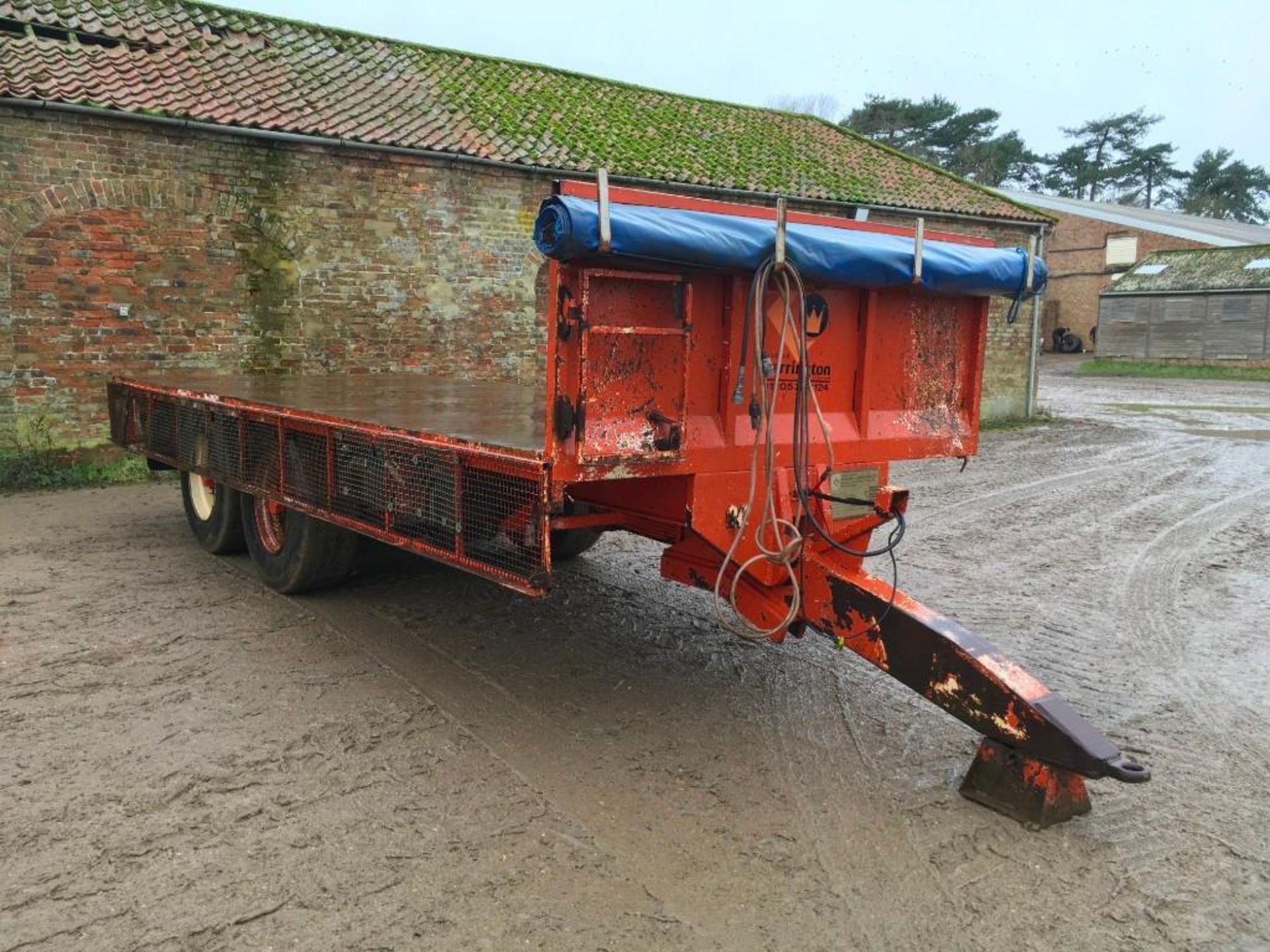 1995 Richard Larrington twin axle flatbed trailer with commercial axle, hydraulic brakes, sprung dra - Image 3 of 7