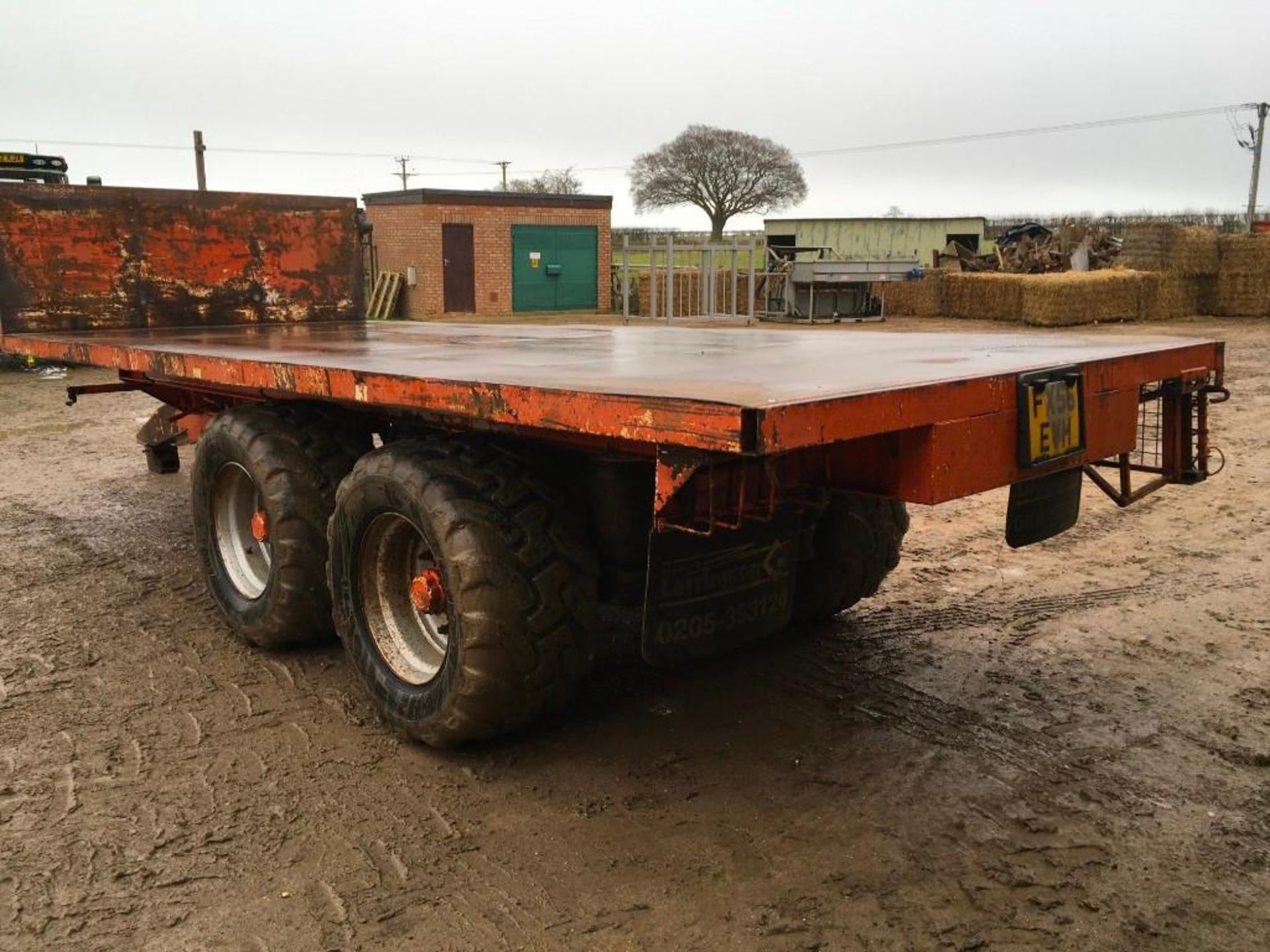 1995 Richard Larrington twin axle flatbed trailer with commercial axle, hydraulic brakes, sprung dra - Image 6 of 7