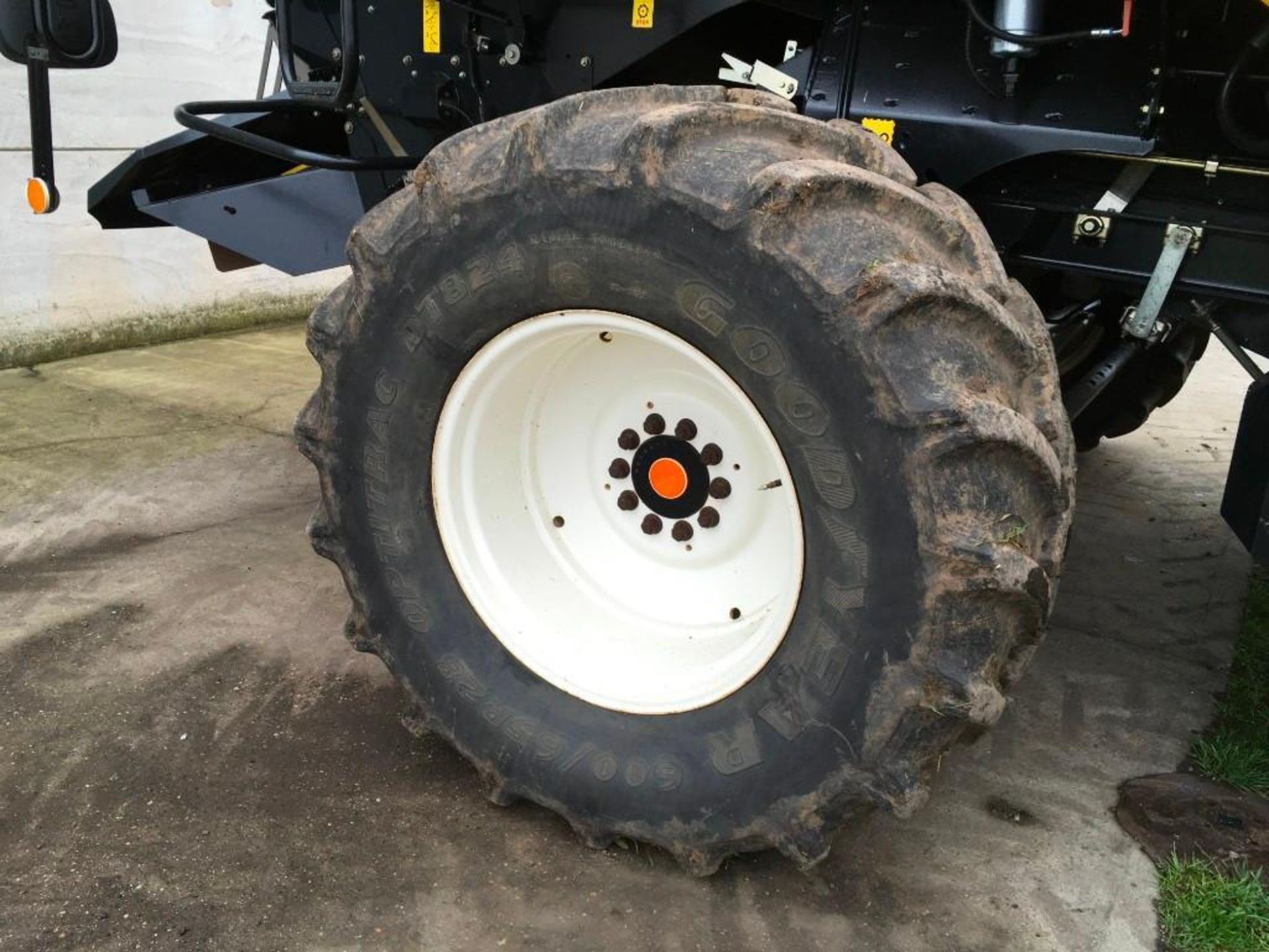 2009 New Holland CR9080 Elevation 2wd combine harvester with 30ft header and trailer, 2 electric sid - Image 9 of 10