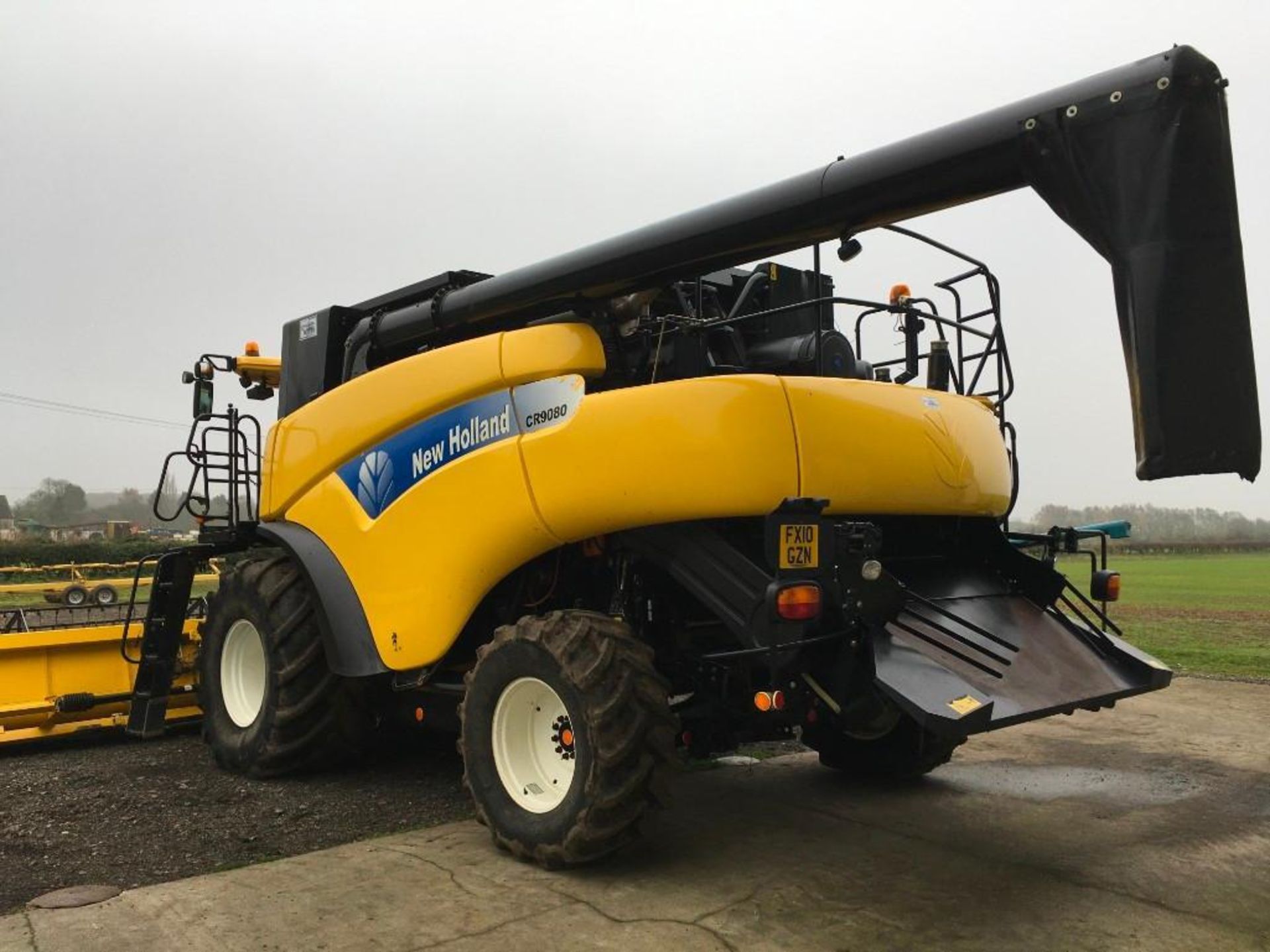 2009 New Holland CR9080 Elevation 2wd combine harvester with 30ft header and trailer, 2 electric sid - Image 4 of 10