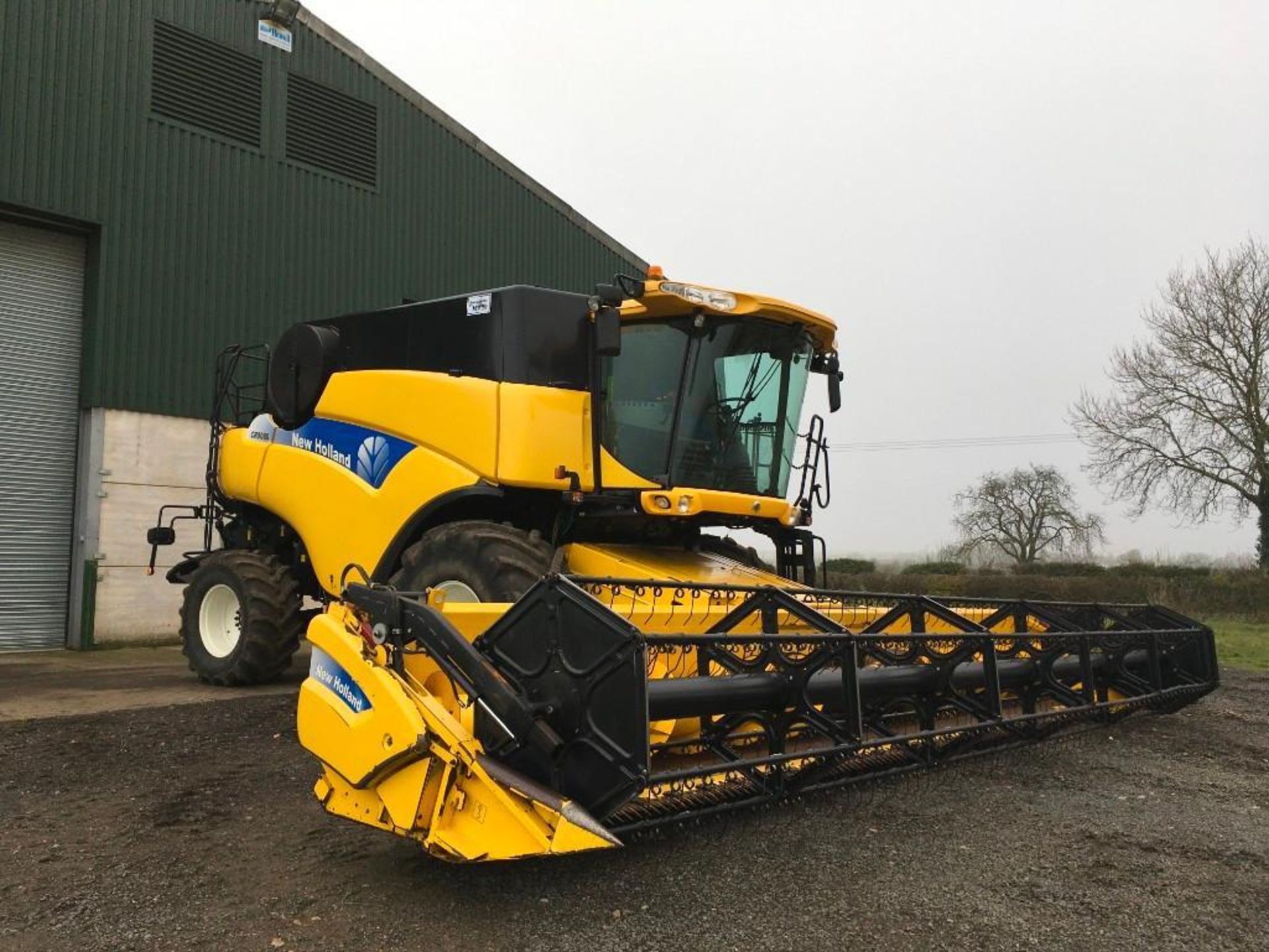 2009 New Holland CR9080 Elevation 2wd combine harvester with 30ft header and trailer, 2 electric sid - Image 2 of 10
