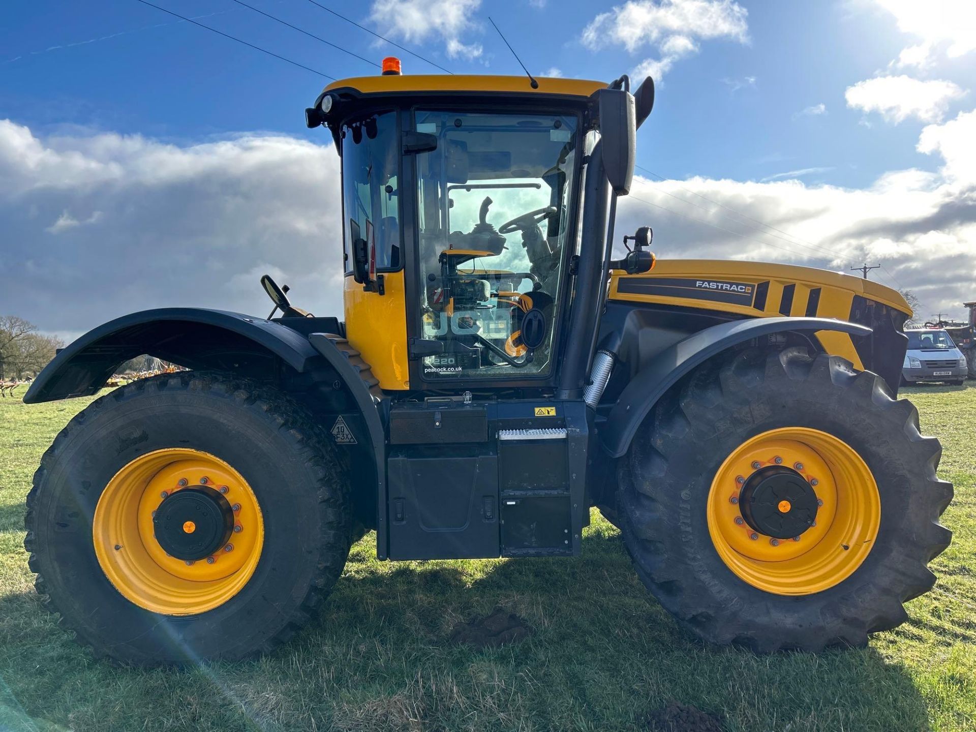 2022 JCB Fastrac 4220 60kph, Vario Transmission, ABS air brakes, 6 cylinder 220Hp SISU engine, all w - Image 7 of 22