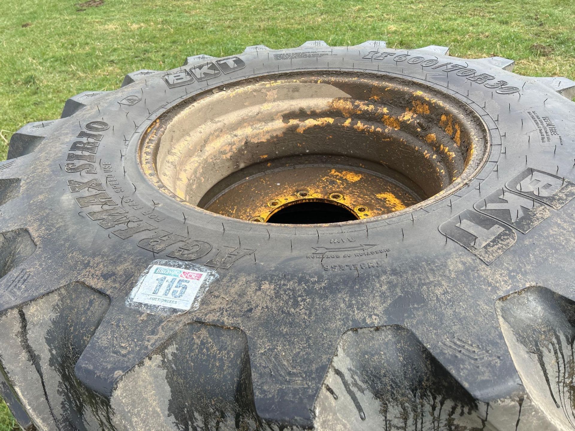 Pair of BKT 600/70R30 tyres and wheels to fit JCB 4000 series Fastrac - Image 2 of 3
