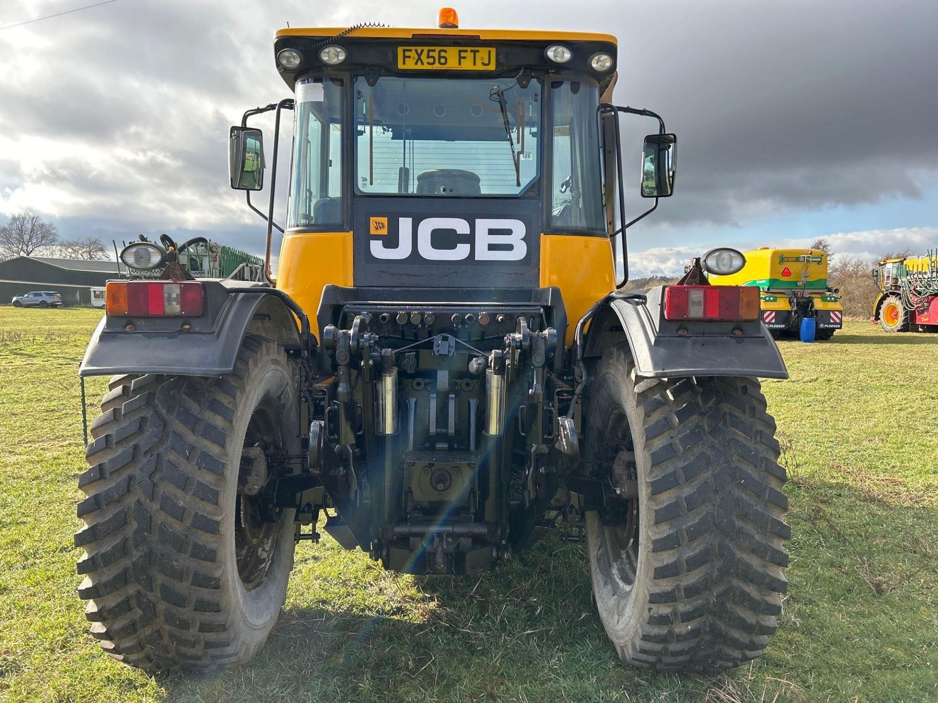 2006 JCB Fastrac 3230 with plus pack, 65kph, 3 rear spool valves. Datatagged. On BKT 540/65R30 front - Image 6 of 17