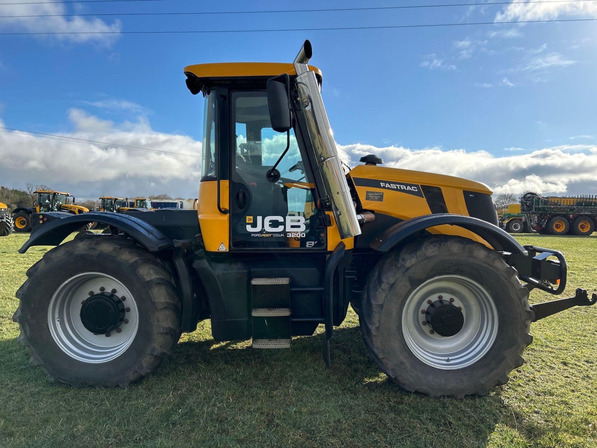 2010 JCB Fastrac 3200, 65kph, 3 rear spool valves. Datatagged. Front linkage. On Firestone  540/65R3 - Image 4 of 12