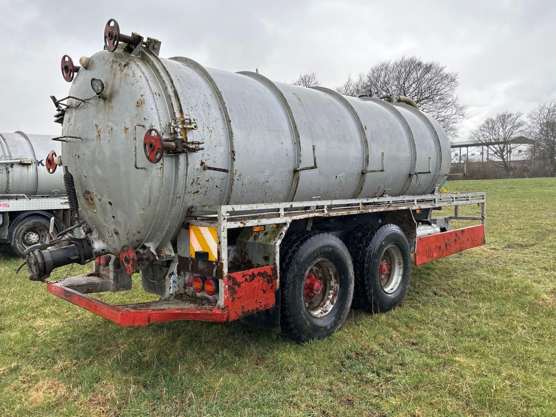 16 m3 Whale barrel tanker mounted on Ken Wootton chassis, ROR commercial axles, sprung draw bar, air - Image 4 of 10