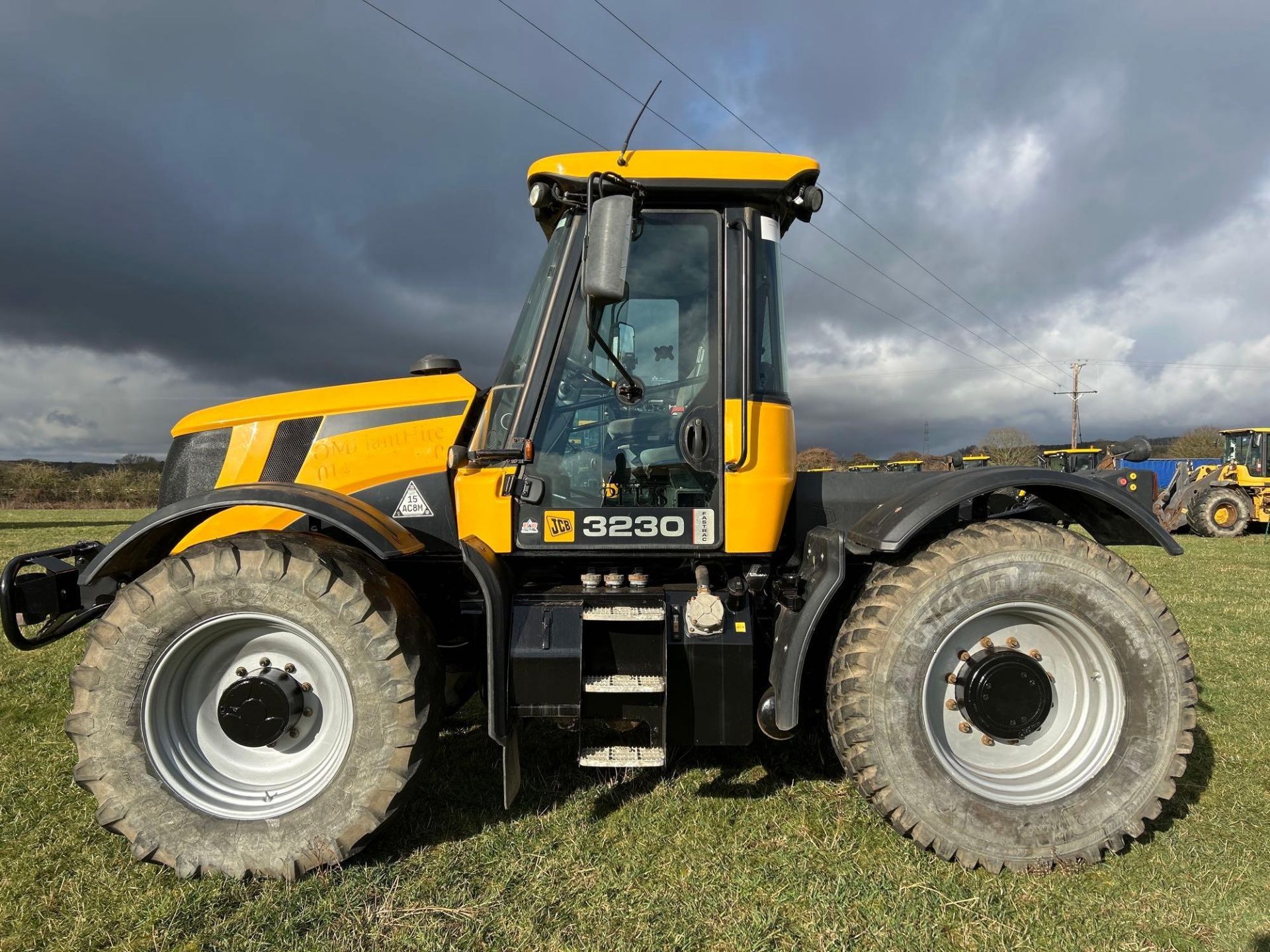 2006 JCB Fastrac 3230 with plus pack, 65kph, 3 rear spool valves. Datatagged. On BKT 540/65R30 front - Image 4 of 17