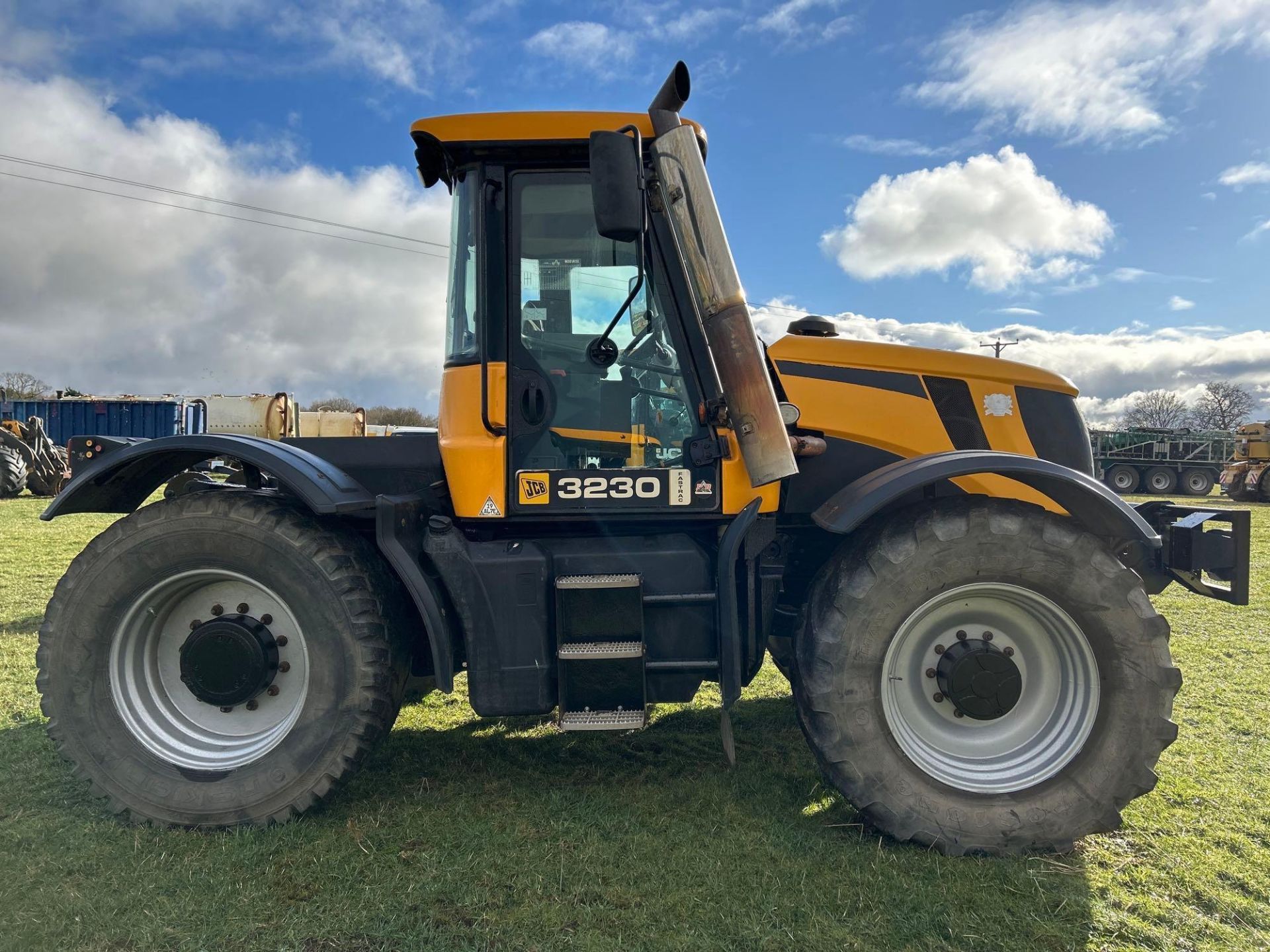 2009 JCB Fastrac 3230, 65kph, 3 rear spool valves. Datatagged. On Firestone 540/65R30 front and Noki - Image 4 of 13