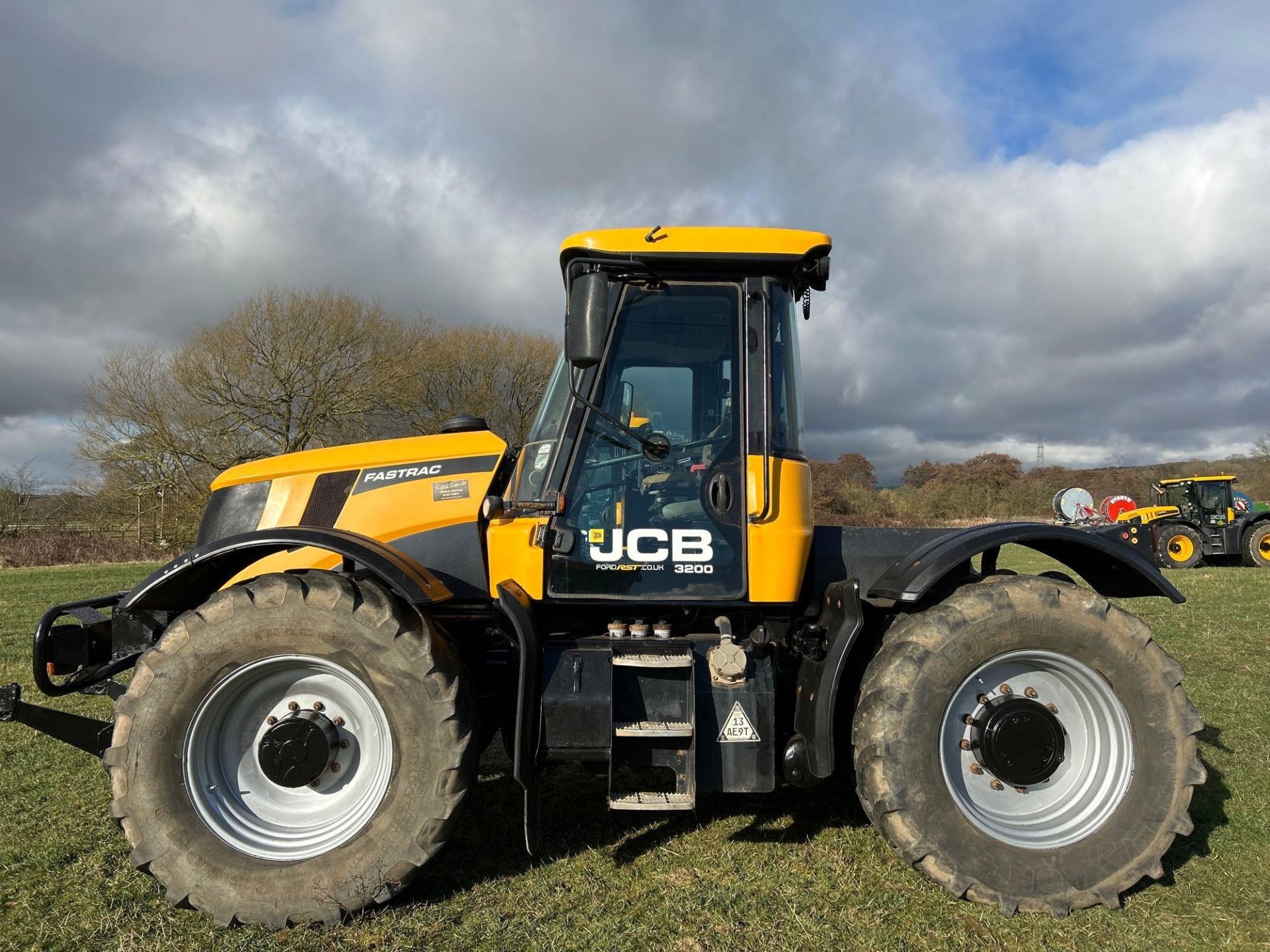 2010 JCB Fastrac 3200, 65kph, 3 rear spool valves. Datatagged. Front linkage. On Firestone  540/65R3 - Image 2 of 12