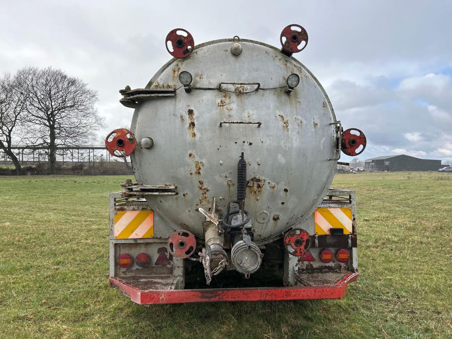 16 m3 Whale barrel tanker mounted on Ken Wootton chassis, ROR commercial axles, sprung draw bar, air - Image 3 of 10