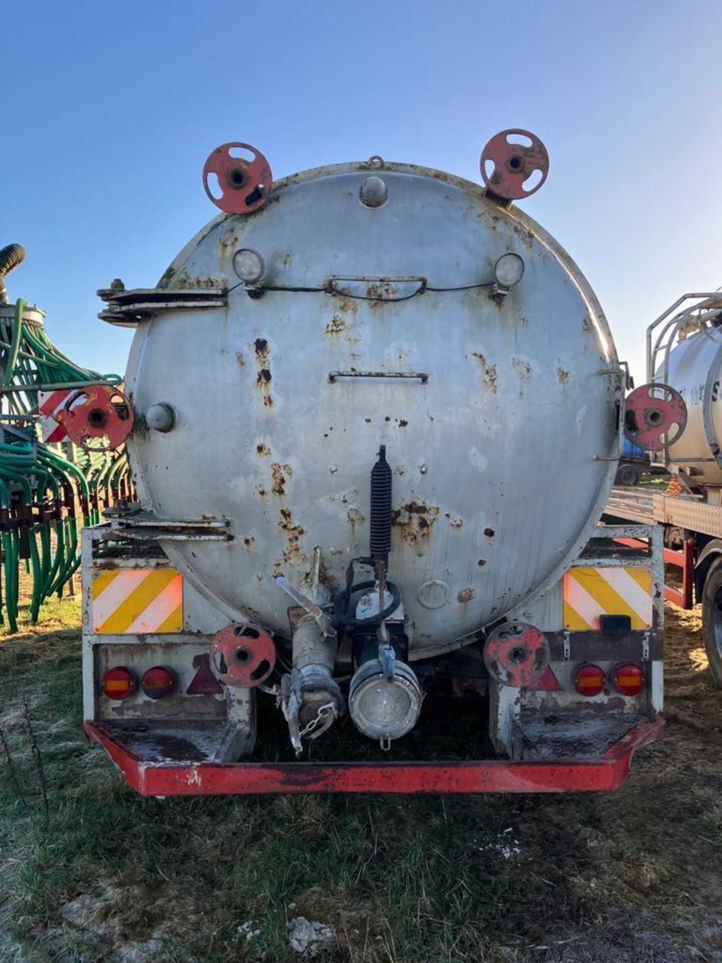 16 m3 Whale barrel tanker mounted on Ken Wootton chassis, ROR commercial axles, sprung draw bar, air - Image 6 of 10